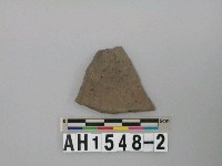 藏品(灰黑色夾砂陶片)的圖片